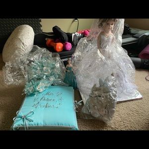 ￼ Quinceañera accessories